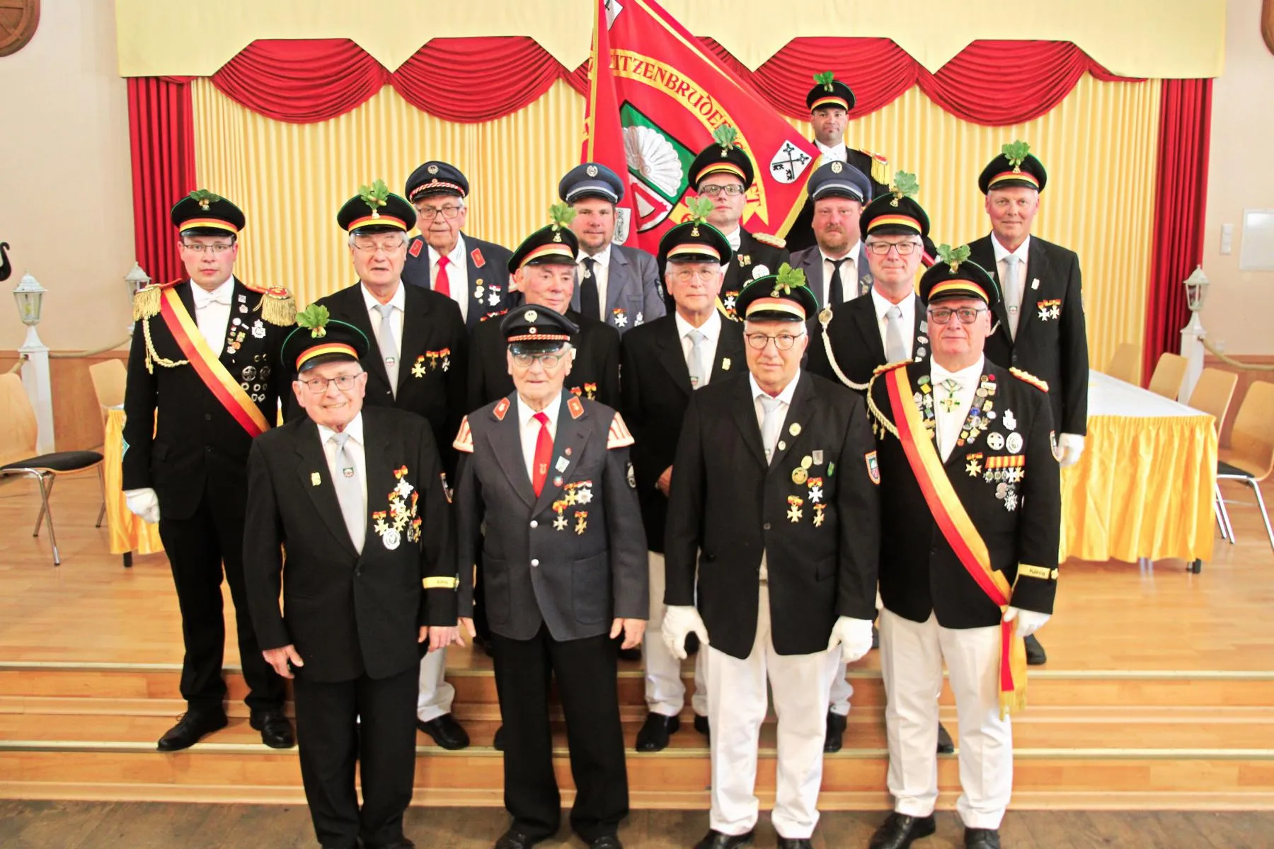 Gruppenfoto der Jubilare und Geehrten