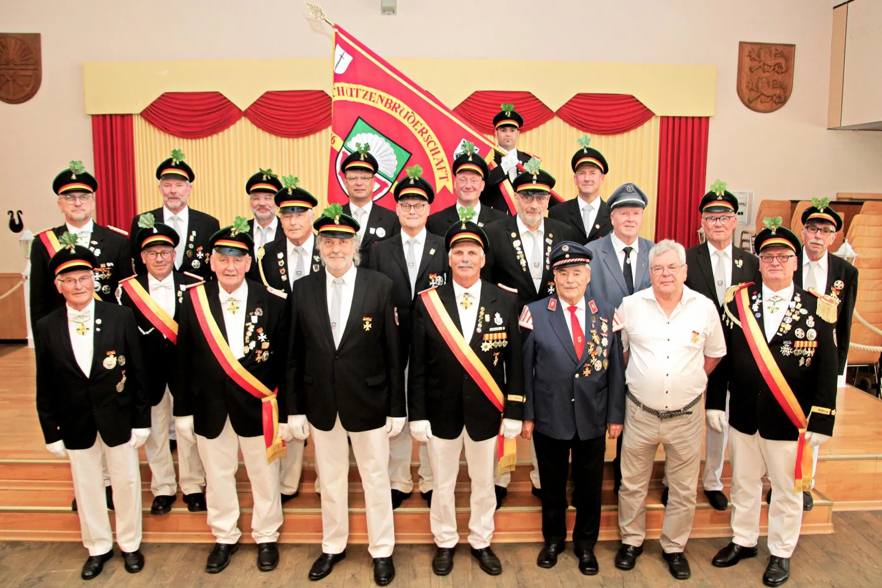 Gruppenfoto der Jubilare und Geehrten