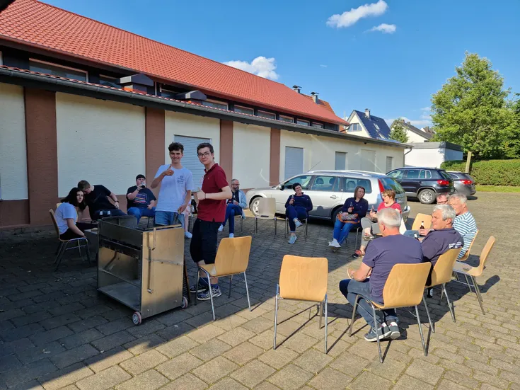 Bild von einem gemütlichen Beisammensein vor der Schützenhalle